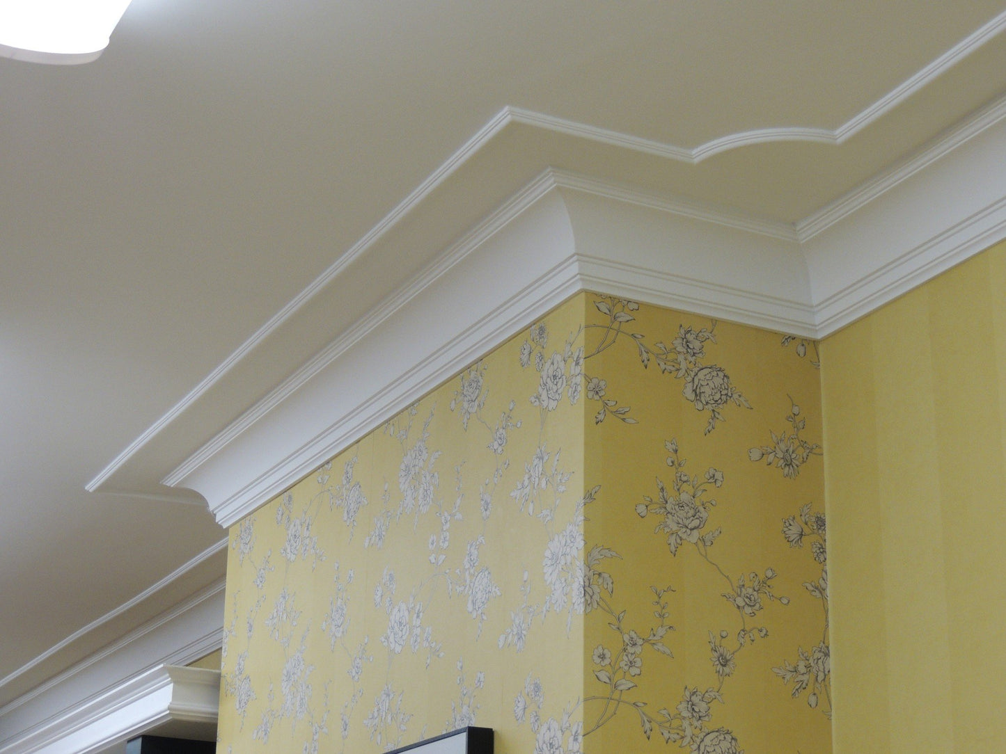 Tulip "Curved Corner" - Dado Rail above a yellow wallpaper