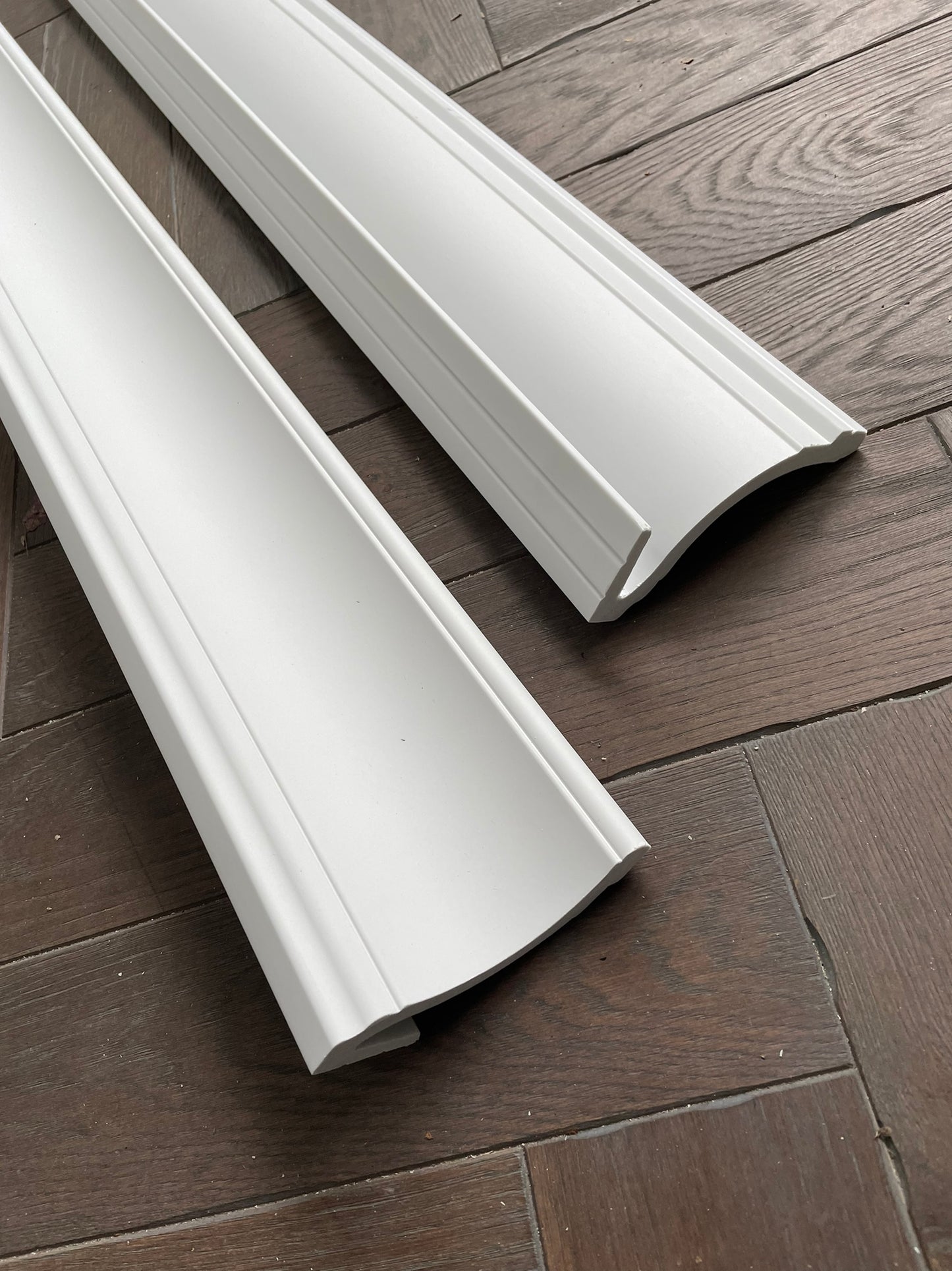 MD161 Coving - Lightweight Coving laying on a wooden floor