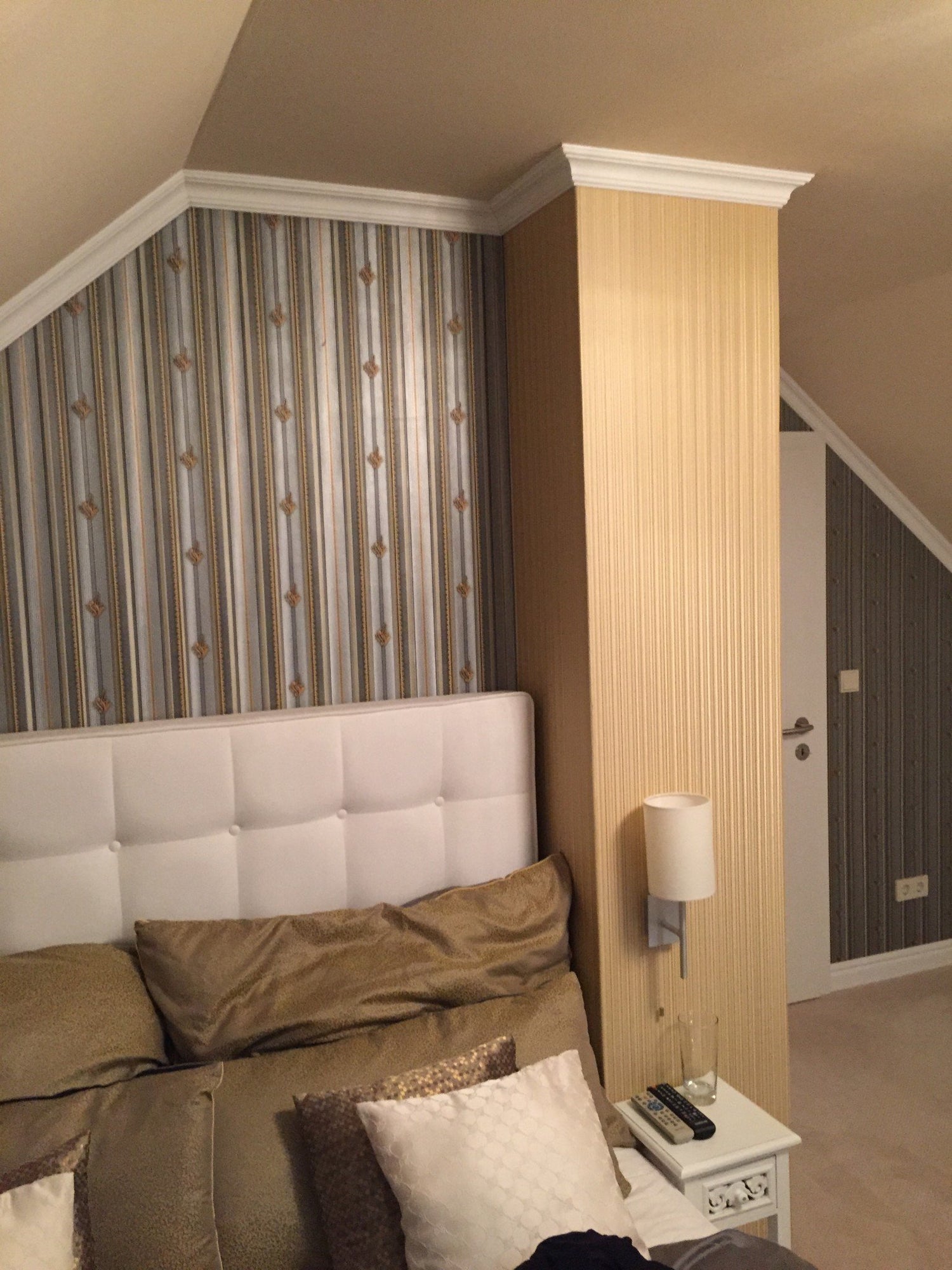 Orlando - Lightweight Coving in a room with a coffee colour pattern